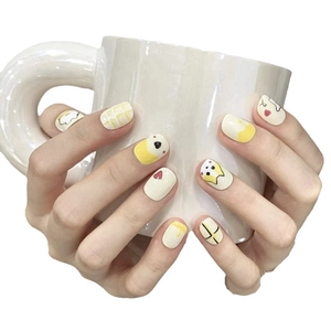 Faux ongles faits main avec motifs de corgi jaune peint et design à carreaux