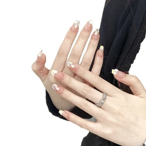 Handgefertigte Nude-Rosa Kunstnägel mit 3D-Blumen und Glitzer-Details für Maniküre