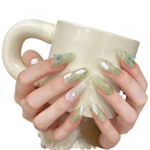 Faux ongles dégradés vert et blanc avec papillons 3D et détails en strass