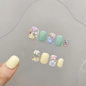 Faux ongles courts vert menthe et jaunes avec motifs floraux 3D et finition pailletée