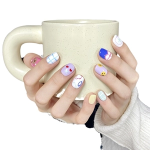 Faux ongles d'été colorés avec motifs de dessins animés faits main et forme ronde