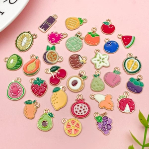 Vue à plat de breloques fruits émaillés colorés avec bords dorés pour bijoux DIY