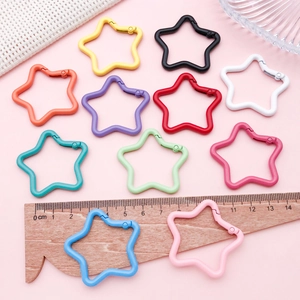 Close-up of star-shaped colorful aluminum alloy keychains in 11 vibrant paint finishes