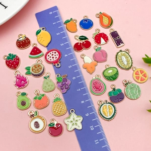 Pendentifs fruits en émail coloré pour création de bijoux DIY avec règle de mesure