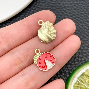 Vue détaillée des breloques litchi en émail pour bijoux DIY avec revers plaqué or