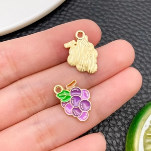 Détail de pendentifs en forme de raisin en émail violet et or pour bijoux DIY