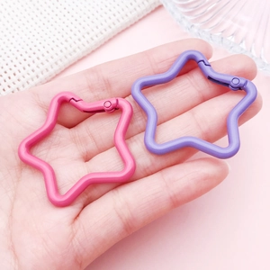 Star-shaped aluminum carabiner keychains in pink and purple for DIY craft bag accessories