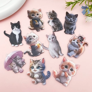 Vista plana de 10 colgantes de acrílico para gatos con lindos diseños de dibujos animados