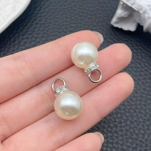 Dettaglio di perle bianche ABS con gancio in argento e strass per gioielli fai-da-te