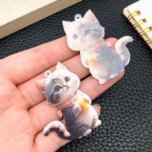 Colgante de gato acrílico de doble cara con estampado vívido y acabado mate suave
