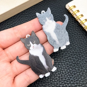 Detalle de los dijes de gato en acrílico para bricolaje con impresión doble de calidad