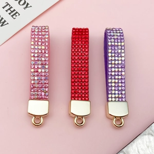 Detailweergave van DIY strass lanyards in roze, rood en paars met gouden metalen haken