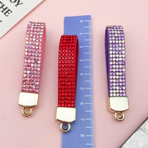 DIY strass sleutelhanger band in roze rood en paars met goudkleurige metalen sluiting