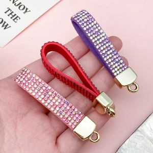 DIY fluwelen sleutelhangers met strassteentjes in roze, rood en paars met gouden gesp