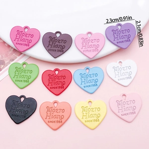 Pendentifs cœurs colorés en alliage de zinc avec lettres gravées en diverses teintes