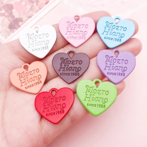 Pendentifs en alliage colorés en forme de cœur avec lettrage en relief pour bijoux DIY
