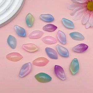 Detalle de pétalos de loto de cristal degradado con agujeros para crear joyas de bricolaje