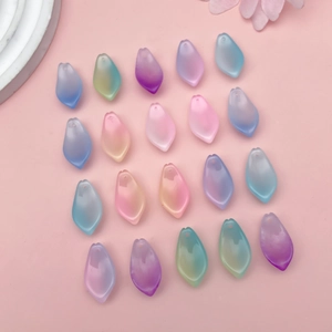 Vista plana de 20 pétalos de loto de cristal esmerilado con agujeros para joyería DIY