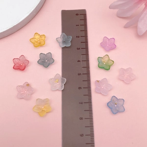 Detalle de cuentas de cerezo en acrílico de 14mm con regla para referencia de tamaño