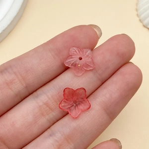 Detalle de cuentas de flor de cerezo en acrílico rosa y rojo con pan de oro para joyería DIY