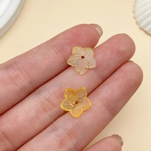Primer plano de cuentas de flor de cerezo en acrílico con pan de oro para DIY