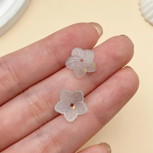 Detalle de cuentas de flor de cerezo en acrílico mate con pan de oro para joyería DIY