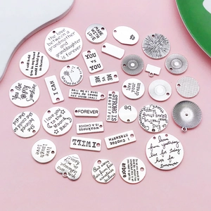 Set mit antik-silbernen Motivanhängern mit gravierten Zitaten für DIY-Schmuckherstellung