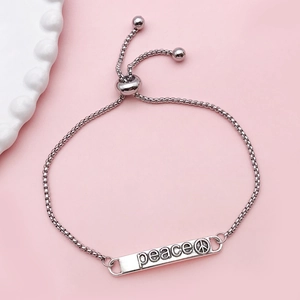 Silbernes Peace-Armband mit rechteckigem Anhänger und verstellbarer Boxkette auf Rosa