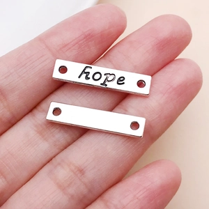 Detail silberner rechteckiger 'hope' Verbinder mit Doppellöchern für DIY-Schmuckherstellung