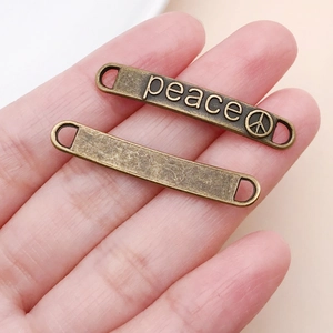 Detailansicht der antiken Bronze-Peace-Verbinder in der Hand zur Größenbestimmung