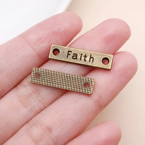 Details von rechteckigen Bronze-Verbindern mit Faith-Gravur für DIY-Schmuckherstellung