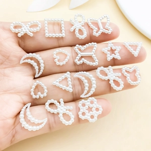 Mix aus weißen Perlen-Anhängern in Herz- und Schleifenform für Nagelkunst und DIY-Deko