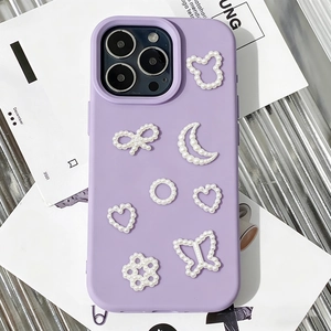 Violette matte Handyhülle mit eleganten 3D-Perlenanhängern wie Schmetterlingen