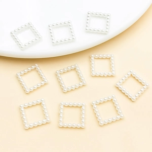 Makroaufnahme quadratischer Perlenrahmen für DIY-Schmuck und Handyhüllendekor