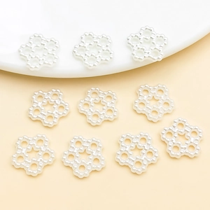 Detailansicht von zehn weißen Perlenblumen-Anhängern für DIY-Handyhüllen-Dekoration