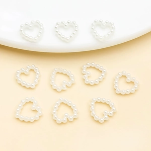 Detailansicht herzförmiger Perlenanhänger für DIY-Schmuck und kreatives Nageldesign