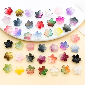 Gros plan de perles de fleurs de cerisier en verre dégradé pour bijoux DIY