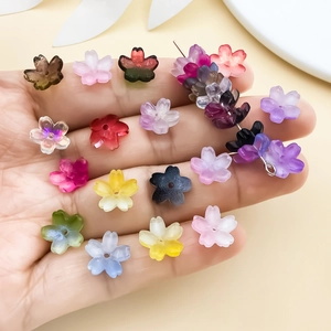 Perles de fleurs de cerisier translucides colorées pour bijoux DIY tenues en main