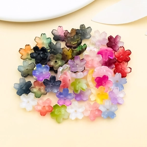 Détail macro de perles fleurs de cerisier colorées et transparentes pour bijoux DIY