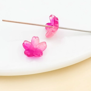 Détail de perles en fleurs de cerisier dégradées avec trou central pour bijoux DIY