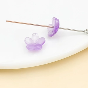 Vue macro de perles cerisier violettes en dégradé pour la création de bijoux DIY et artisanat