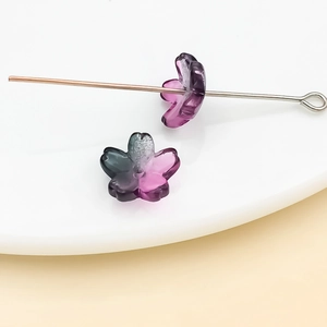 Gros plan de perles de cerisier en verre dégradé pour la création de bijoux DIY