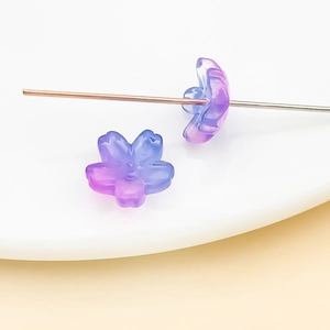 Gros plan de perles de fleur de cerisier en verre dégradé violet pour bijoux DIY