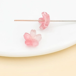 Détail de perles fleur de cerisier rose dégradé avec trou pour création de bijoux DIY