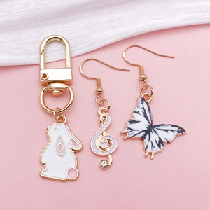 Porte-clés lapin blanc mignon et ensemble de boucles d'oreilles papillon asymétriques
