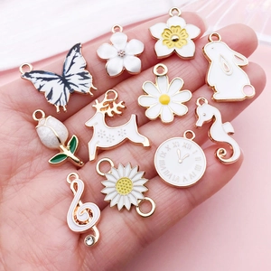 Lot de breloques en alliage blanc crème avec motifs lapin, fleurs et horloge pour bijoux