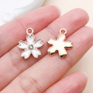 Détail de pendentifs fleur de cerisier blancs avec cristal pour la création de bijoux
