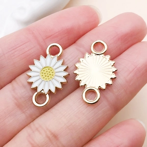 Vue détaillée avant et arrière d'un pendentif fleur de marguerite blanche pour bijoux DIY