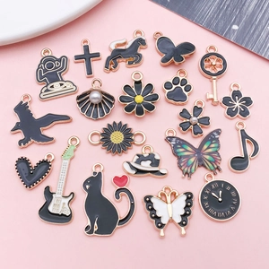 Détails de charms en émail noir aux motifs de papillon, chat et guitare sur alliage