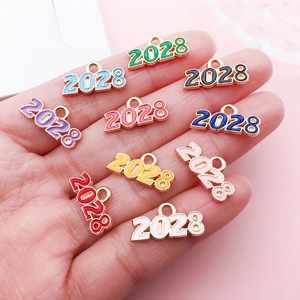 Bunte 2028 Emaille-Anhänger aus Legierung für DIY-Schmuck und Bastelarbeiten in der Hand